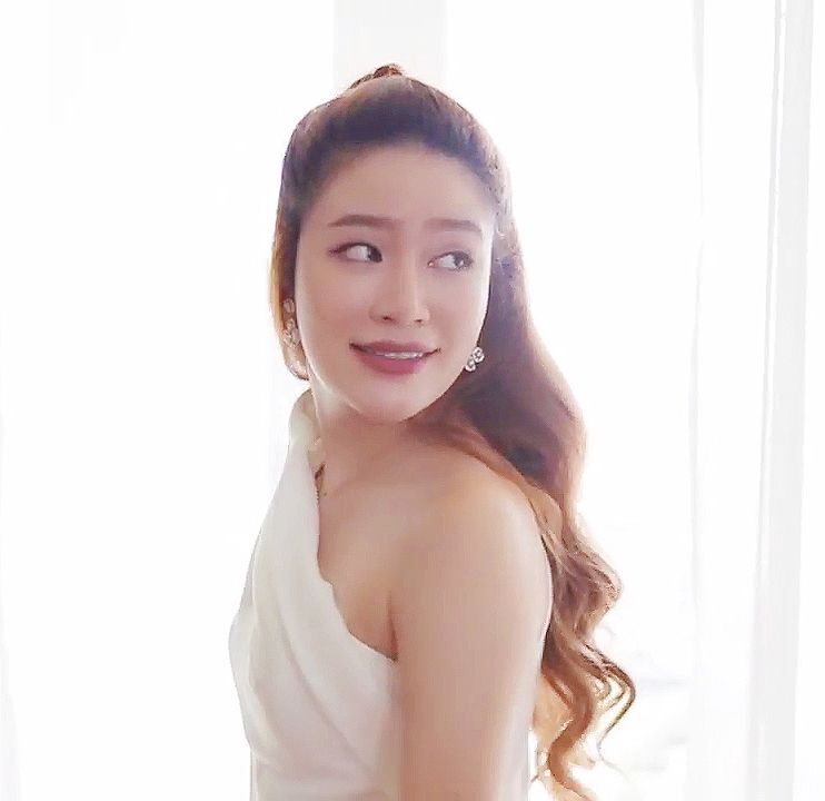 มัดผมครึ่งหัวแบบปู ไปรยา (Credit: All Things Beauty Youtube)