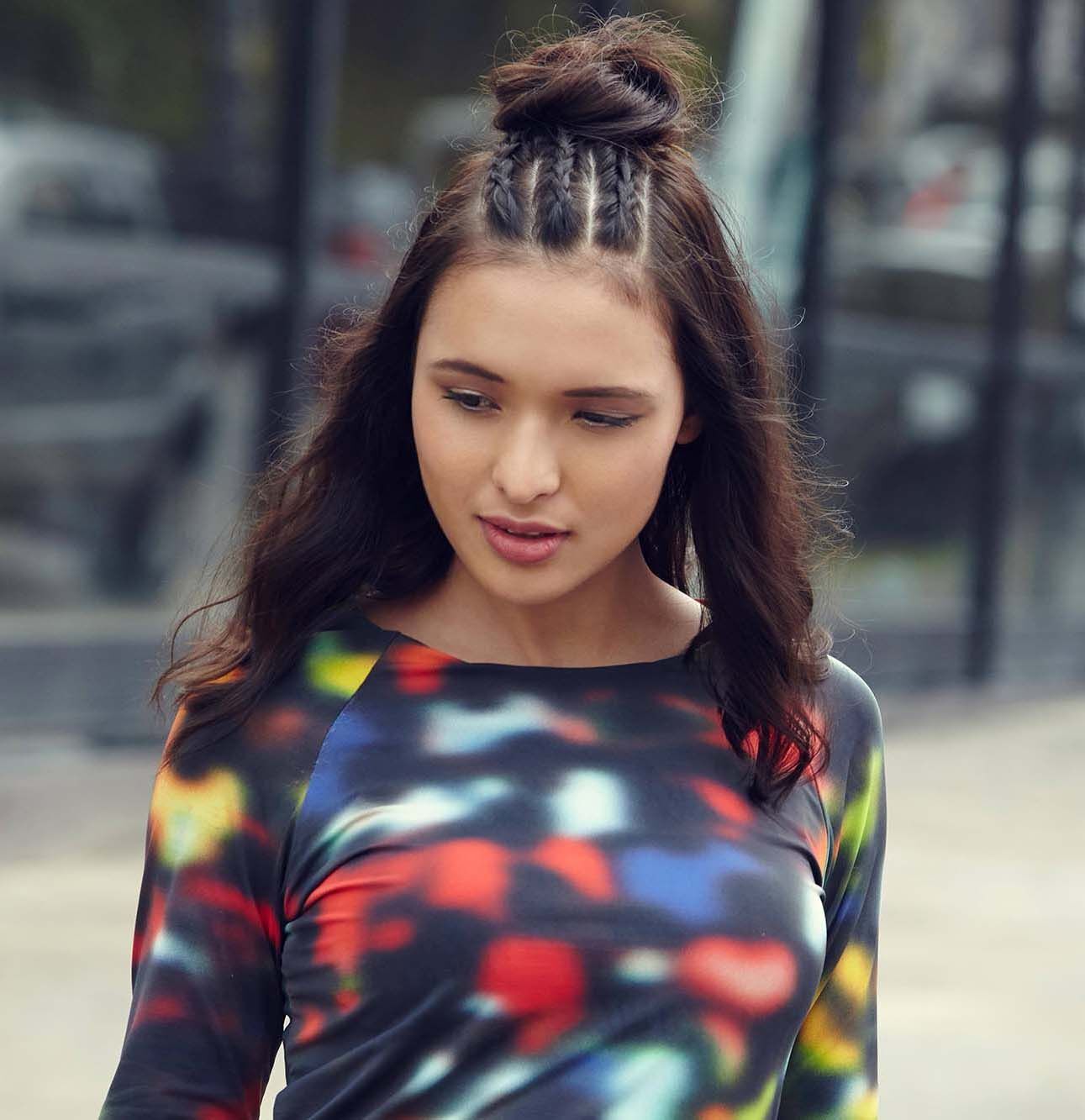 หลายสไตล์มัดผมครึ่งหัว ไอเดียทำผมน่ารักๆ ง่ายๆ สำหรับวันอยู่บ้าน