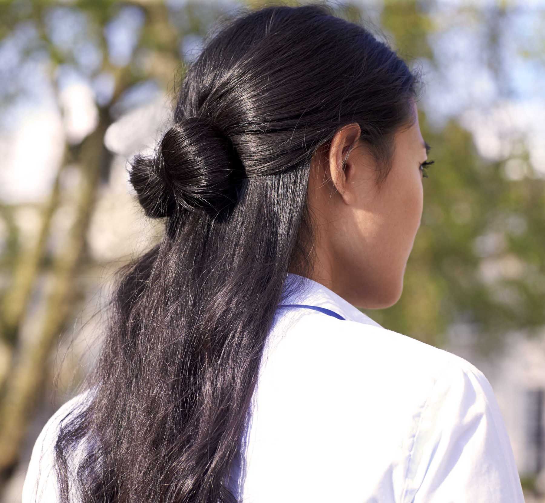 มัดผมครึ่งหัวเป็นบันรูปโบว์