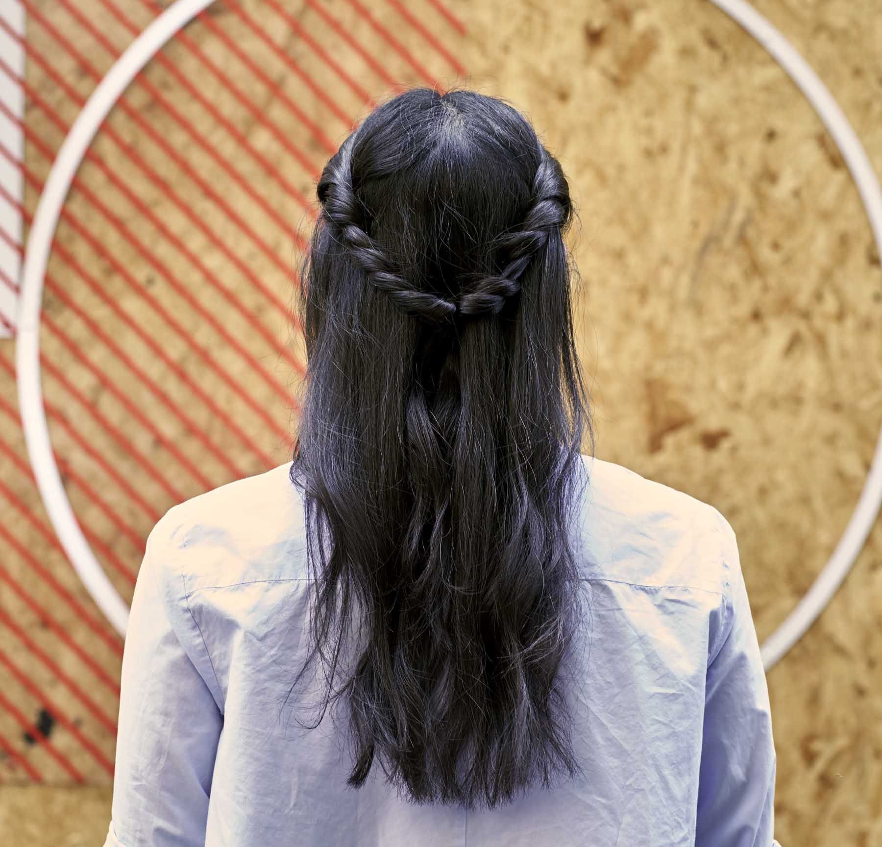 มัดผมครึ่งหัวให้เป็นบันแบบหลวมๆ