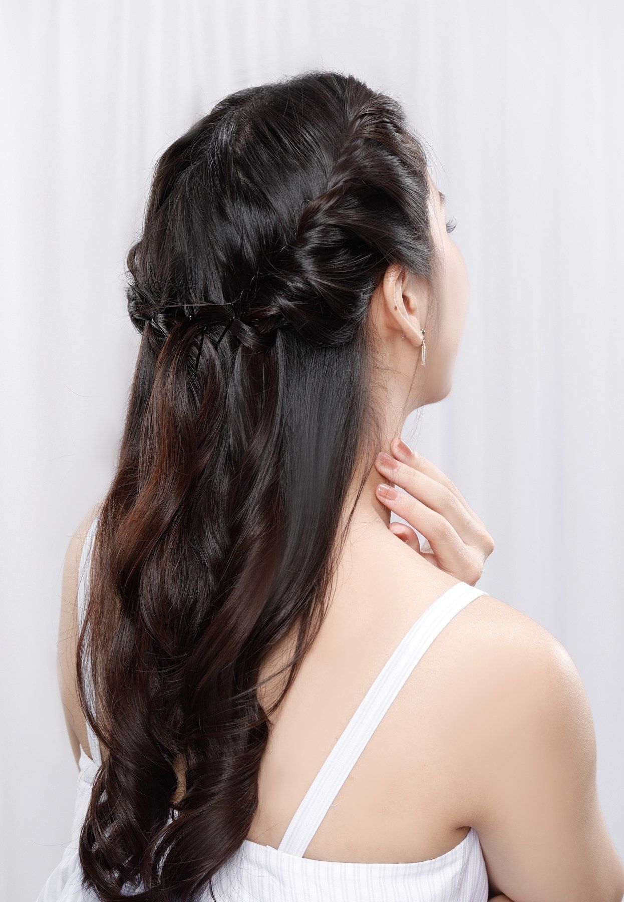 มัดผมครึ่งหัวแบบบิดเกลียว ด้านหลัง (Credit: Natasha Estelle)