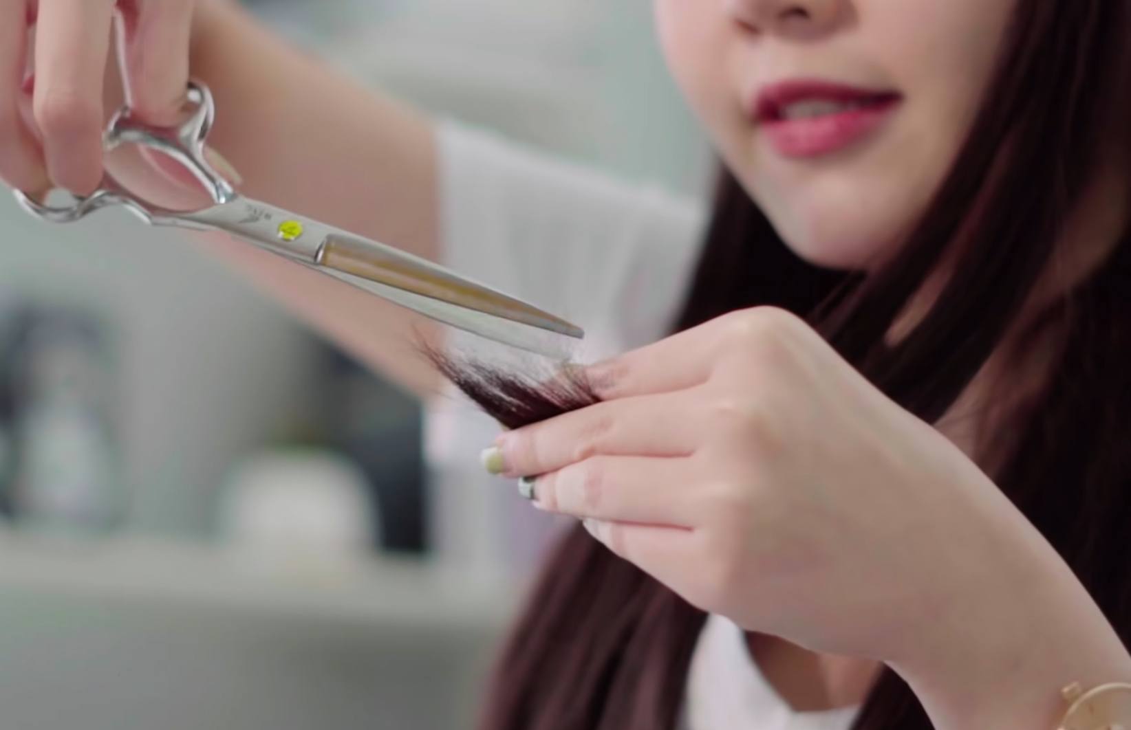 ผู้หญิงเอเชียสอน วิธีตัดผมเอง