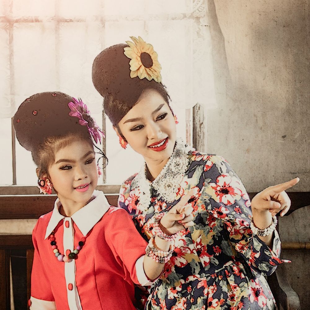 ทรงผมเกล้าพองฟู (Credit: Shutter Stock)