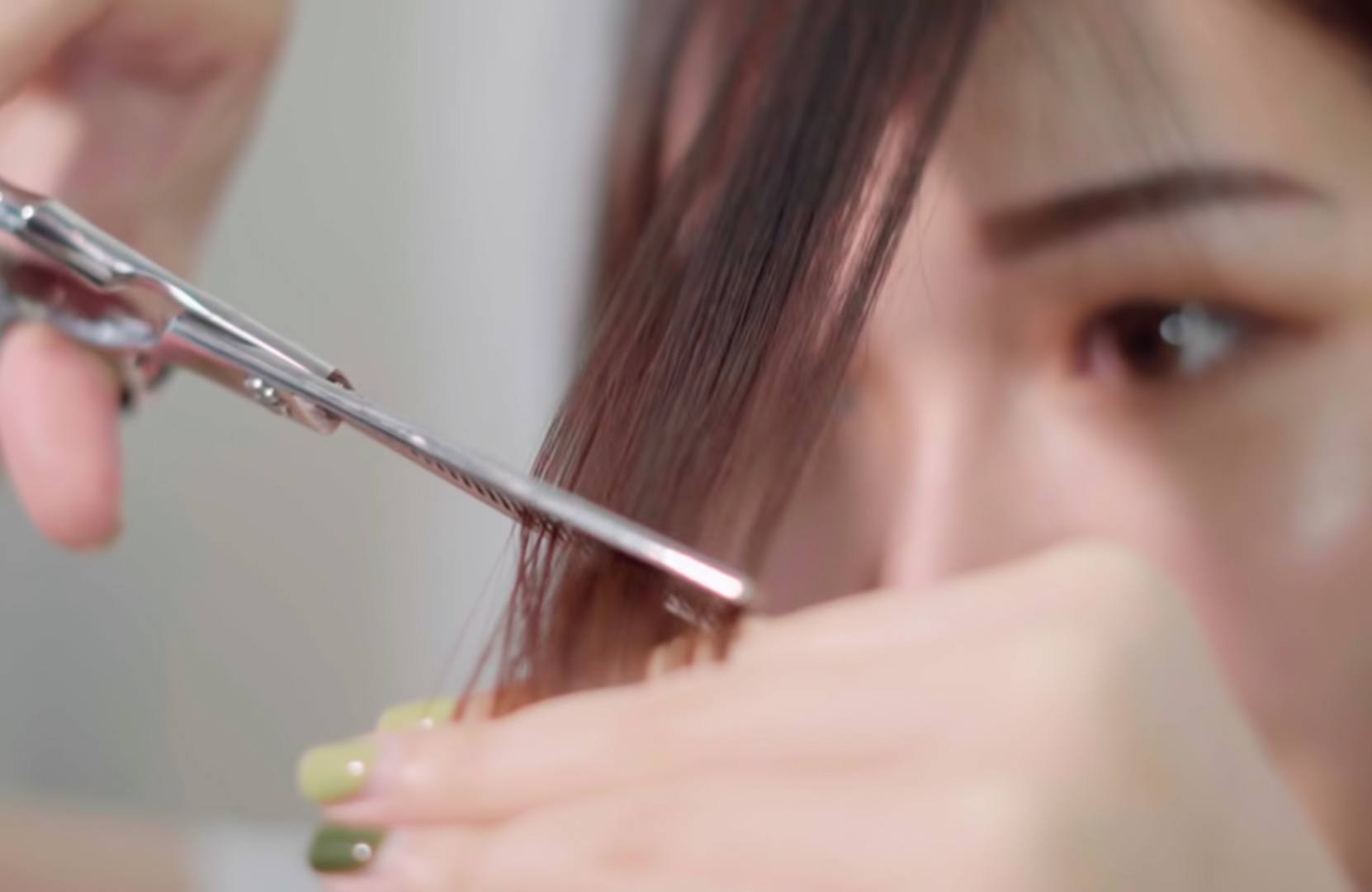 ผู้หญิงเอเชียสอน วิธีตัดผมเอง