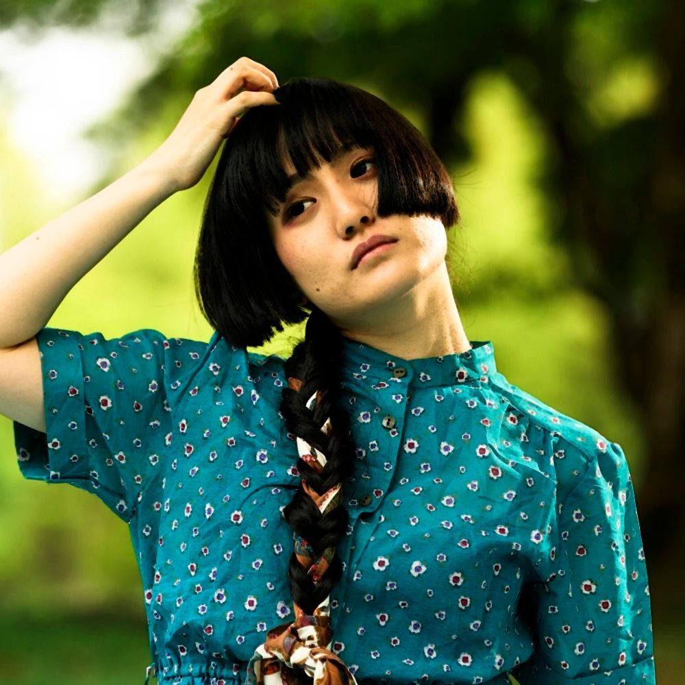 ผมหน้าม้ากับผมบ๊อบ แต่ด้านหลังถักผมเปีย (Credit: iStock)