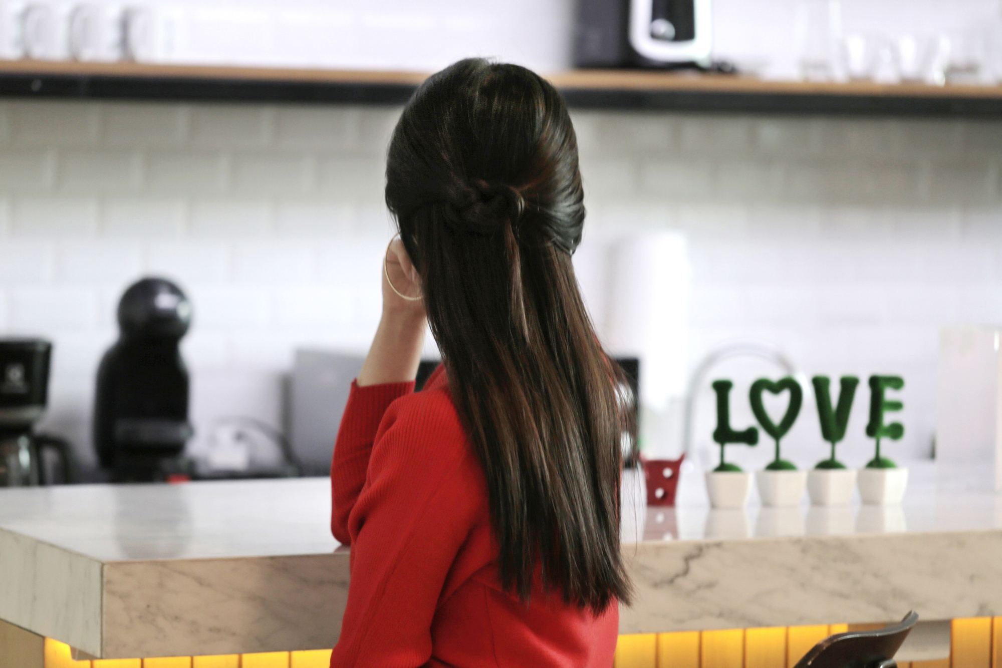 มัดผมครึ่งหัวแบบผูกเงื่อน 
 ด้านหลัง (Credit: Natasha Estelle)