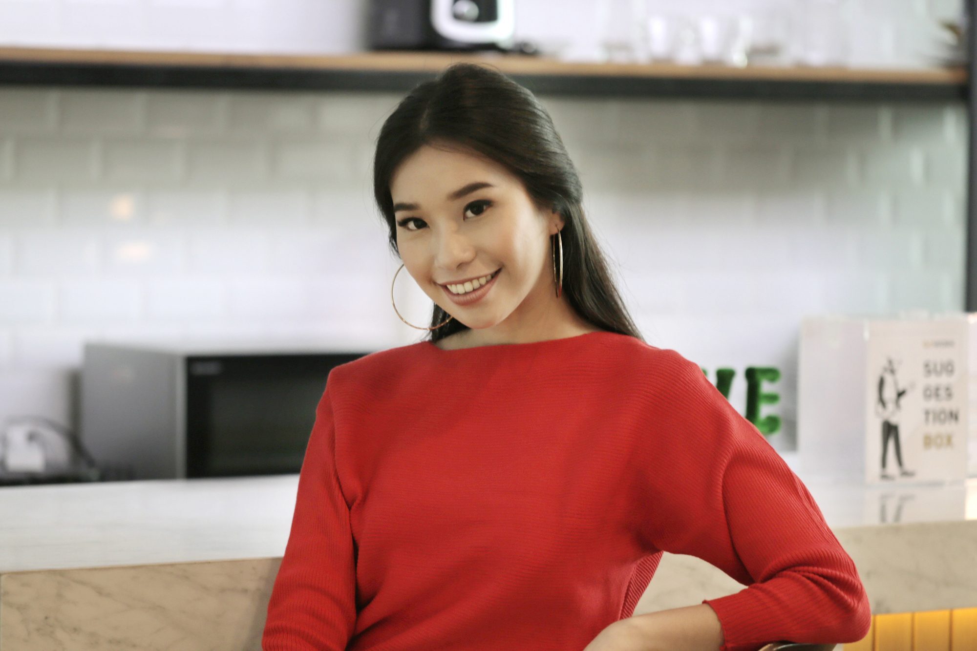 มัดผมครึ่งหัวแบบผูกเงื่อน (Credit: Natasha Estelle)