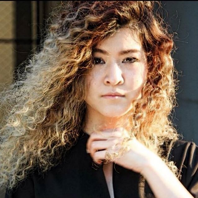 ผมดัดลอนหยิกเล็กทั้งศีรษะ (Credit: อลงกรณ์ อนิลหงษ์)