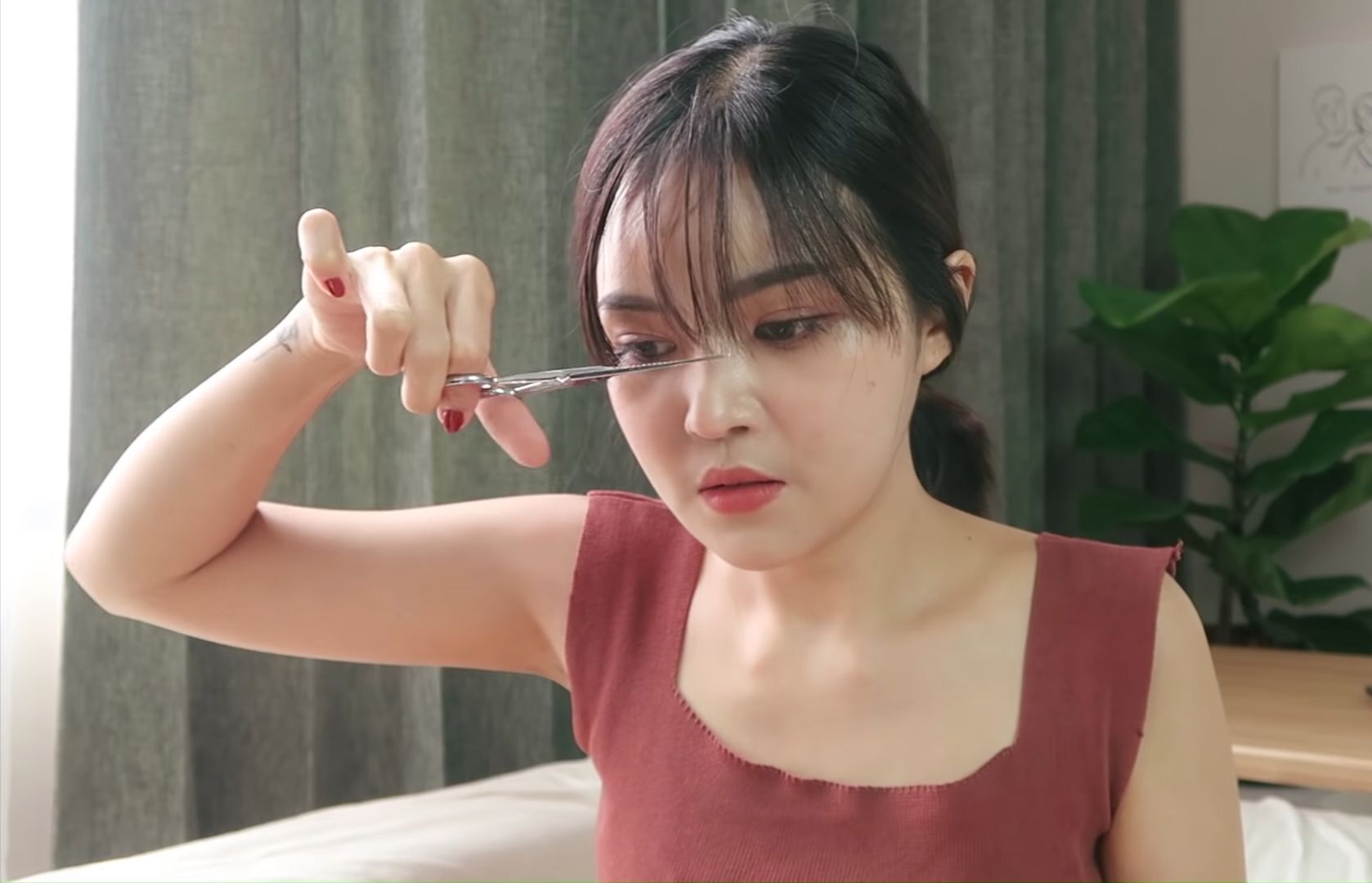 ผู้หญิงเอเชียสอน วิธีตัดผมเอง