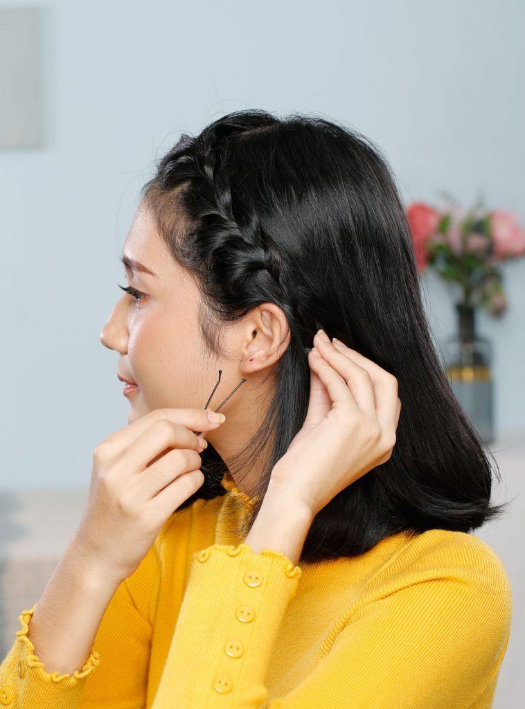 ผู้หญิงเอเชียผมสั้นถักเปีย