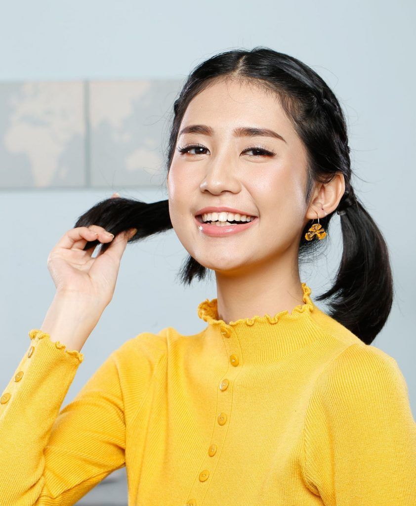 ผู้หญิงเอเชียผมสั้นถักเปีย