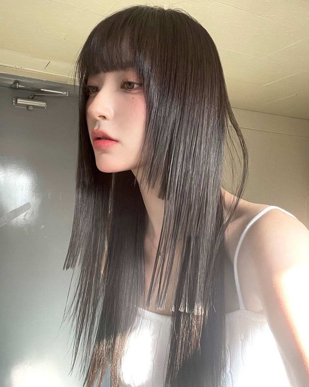 ผู้หญิงเอเชีย ไว้ผมยาวสีดำ ทรงผมผู้หญิง 2023