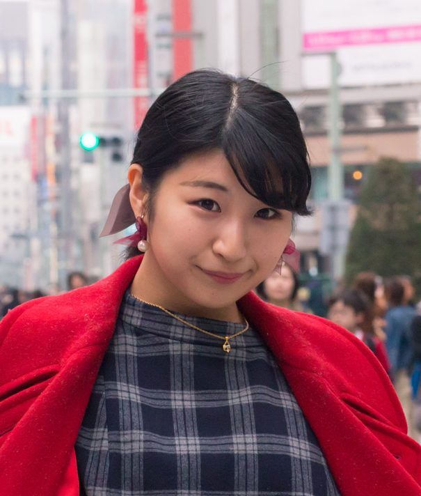 มัดผมหางม้า หน้าม้าปัดข้าง credit: IStock