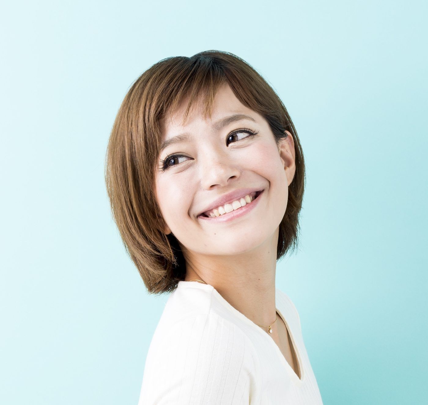 ผมหน้าม้าเต่อปัดข้าง (Credit: Shutter Stock)