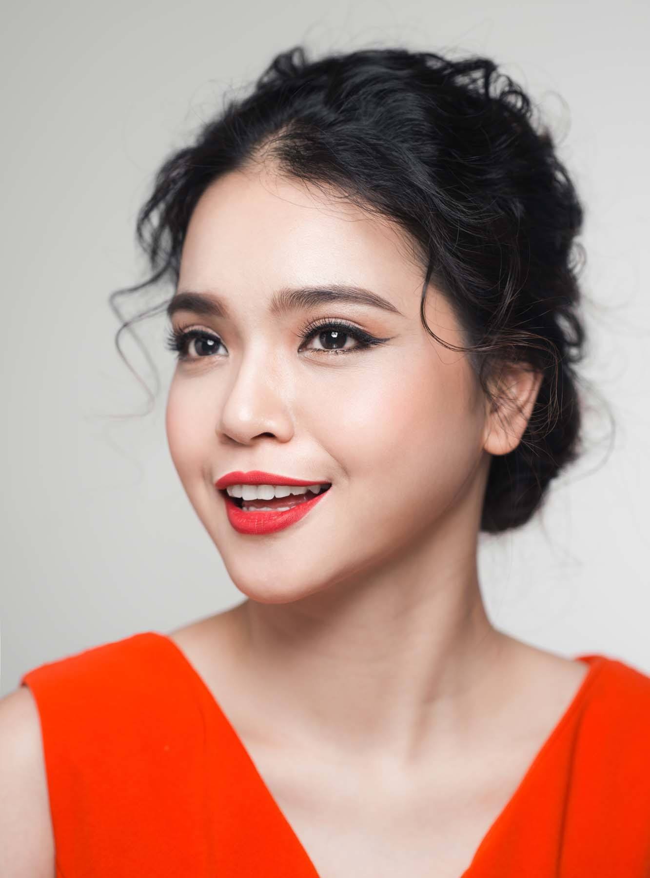 ทรงผมเกล้าหลวมๆ ฟุ้งๆ (Credit: Rex by Shutterstock)