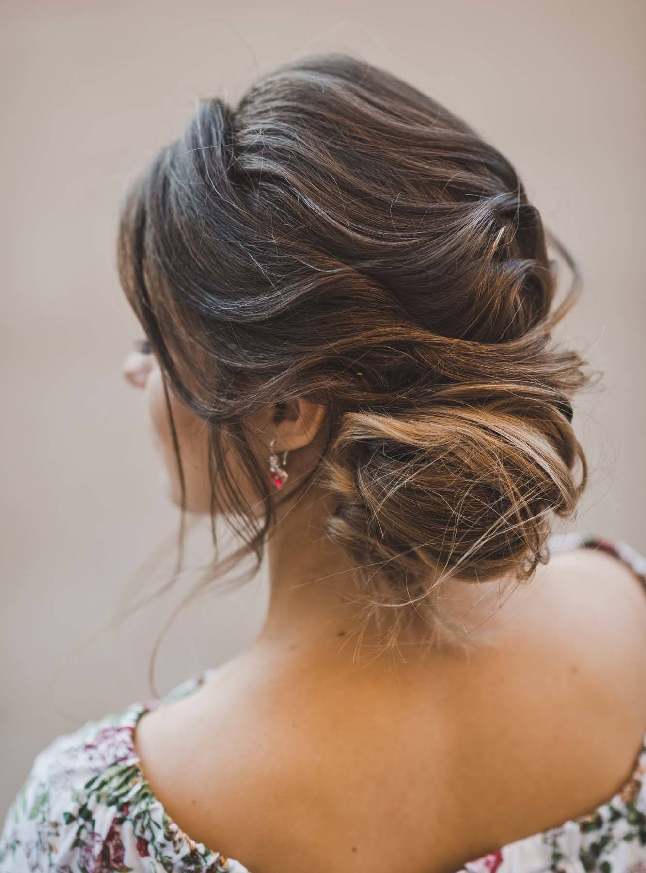 เกล้าผมหลวมๆ โยกผมปิดช่วงแก้ม (Credit: Rex by Shutterstock)