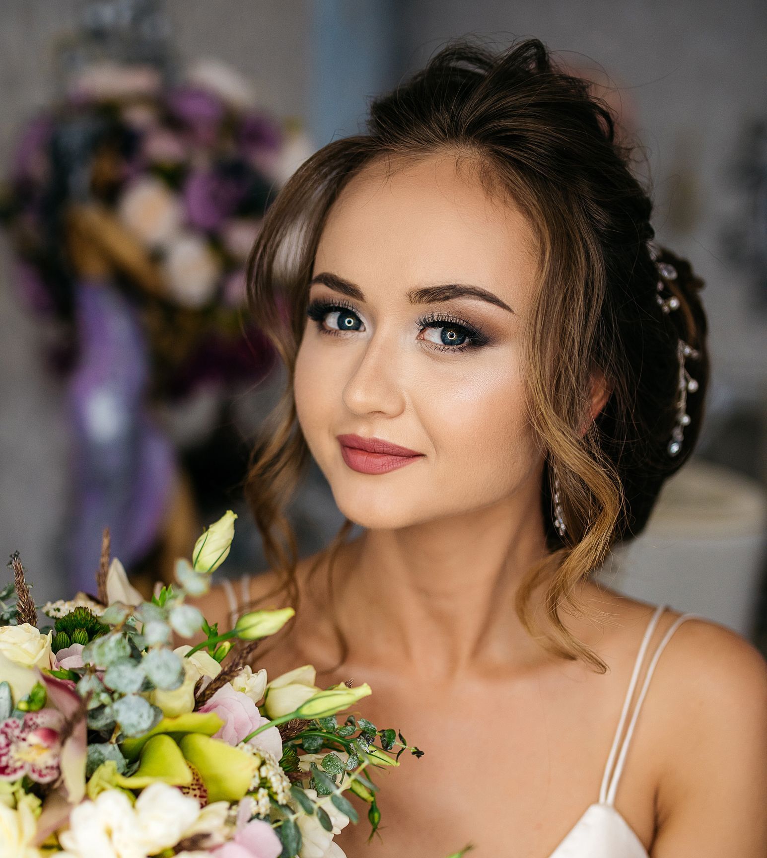 ทรงผมเกล้า (Credit : Shutterstock)