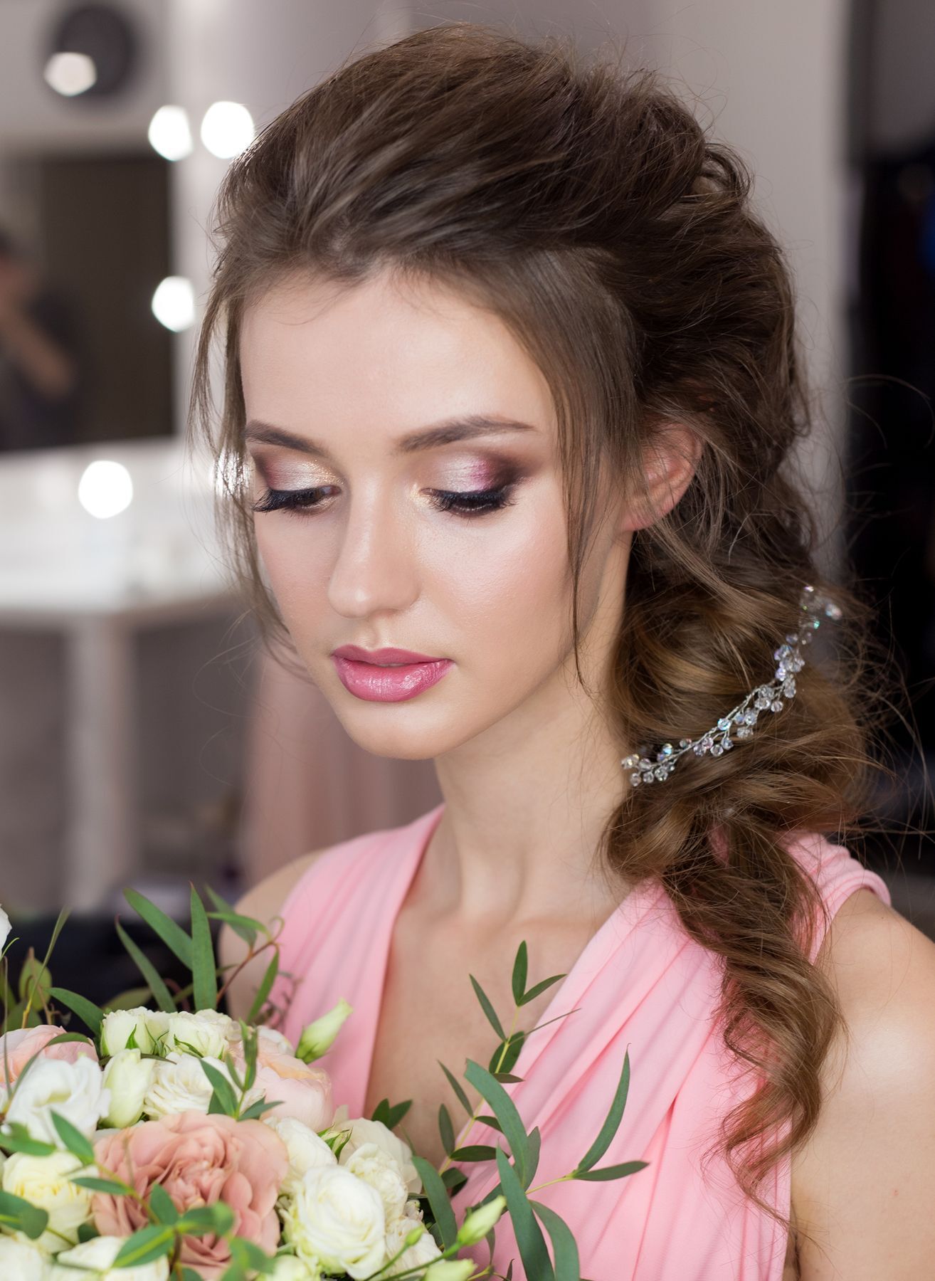 ทรงผมเปียหลวมๆ (Credit : Shutterstock)