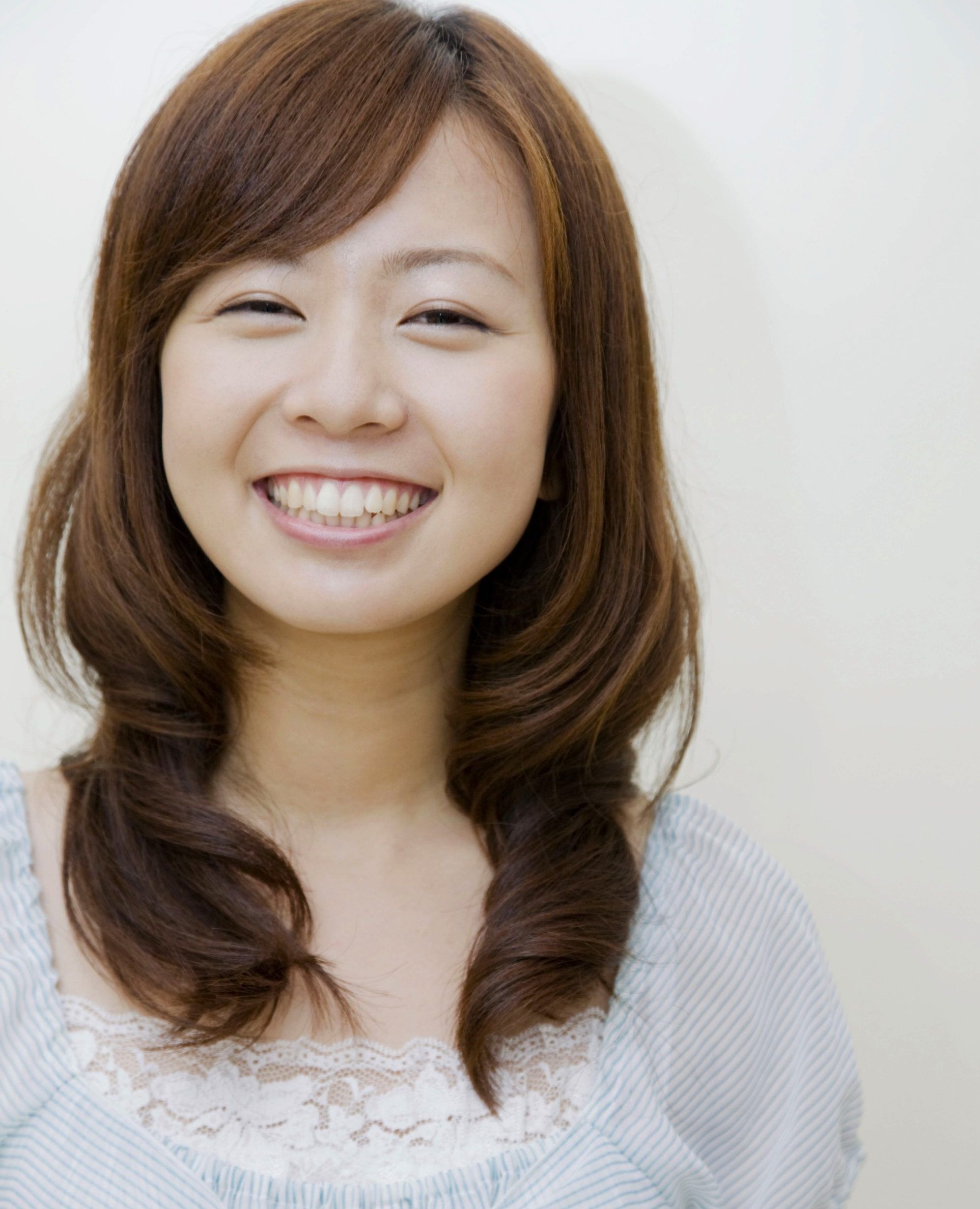 ทรงผมหน้าม้าปัดข้างระดับสายตา (Credit: Shutter Stock)