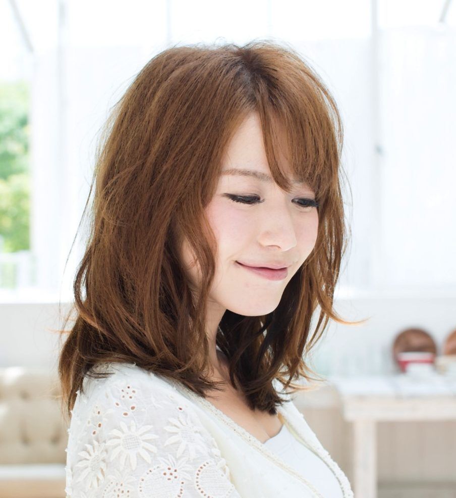 ทรงผมหน้าม้าซีทรู (Credit: Shutter Stock)