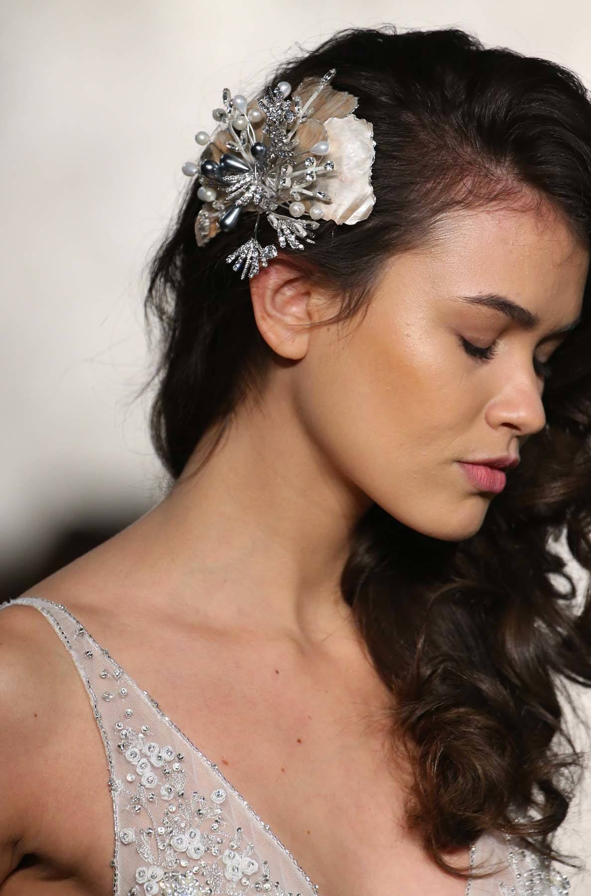 ผมยาวแสกข้างลึกๆ (Credit: Rex by Shutterstock)