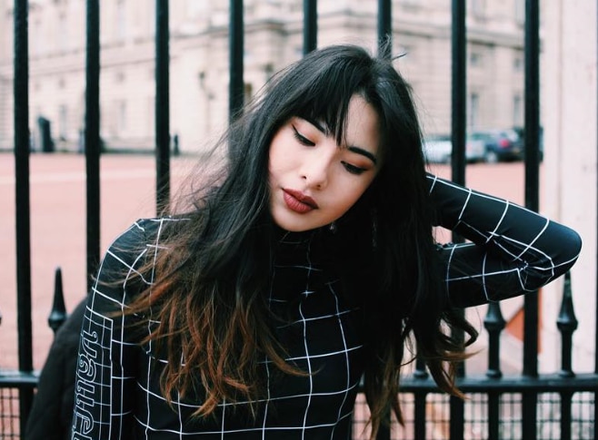 หน้าม้าตรงปัดข้างระดับคิ้ว