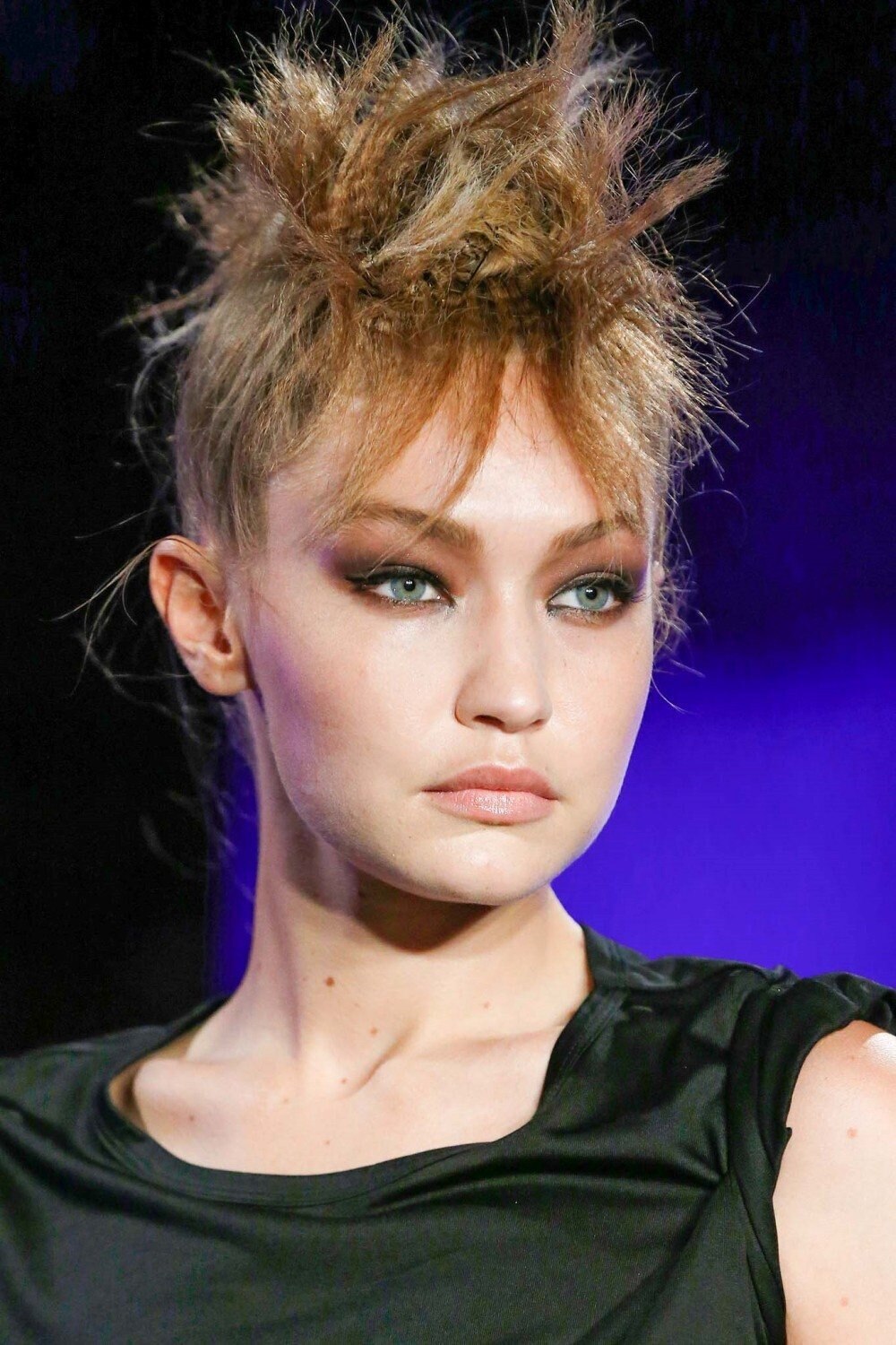 จีจี ฮาดิด กับทรงผมแนวพังค์ จากแบรนด์ Tom Ford (Credit: indigitalimages.com)