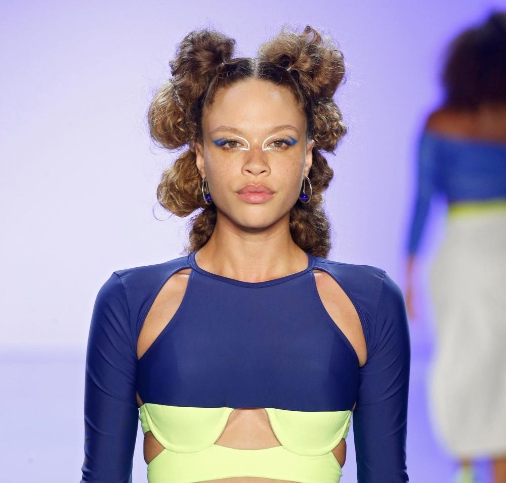 ทรงผมบับเบิลเก๋ๆ จาก Chromat (Credit: indigitalimages.com)