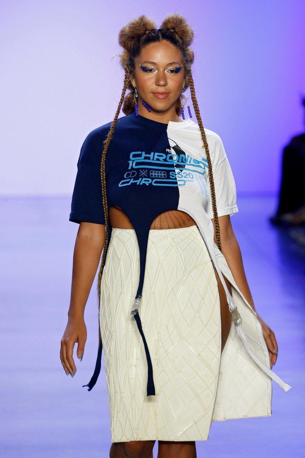 ทรงผมบับเบิลอีกสไตล์ จาก Chromat Credit: indigitalimages.com)