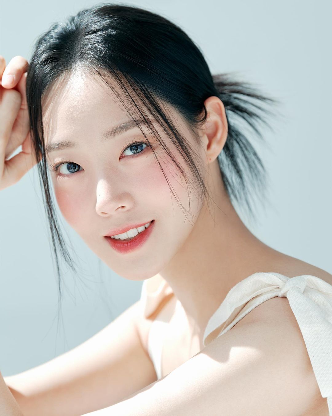 white_asian_woman_smile_with_middle_parted_streak_and_bangs_hairstyle