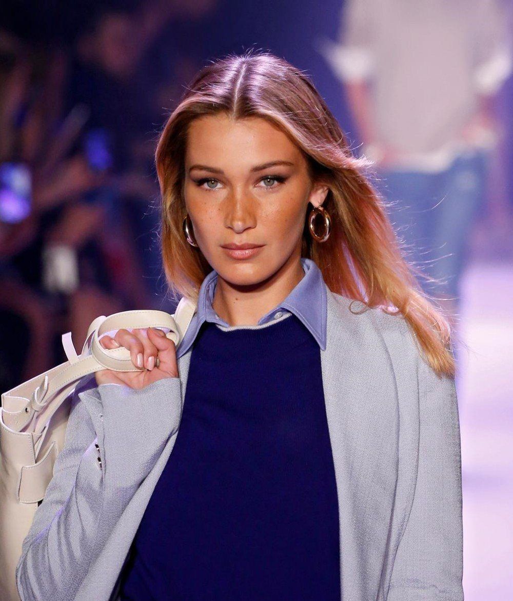 เบลลา ฮาดิด กับทรงผมแสกกลาง บนเวทีโชว์ของ Brandon Maxwell (Credit: indigitalimages.com)