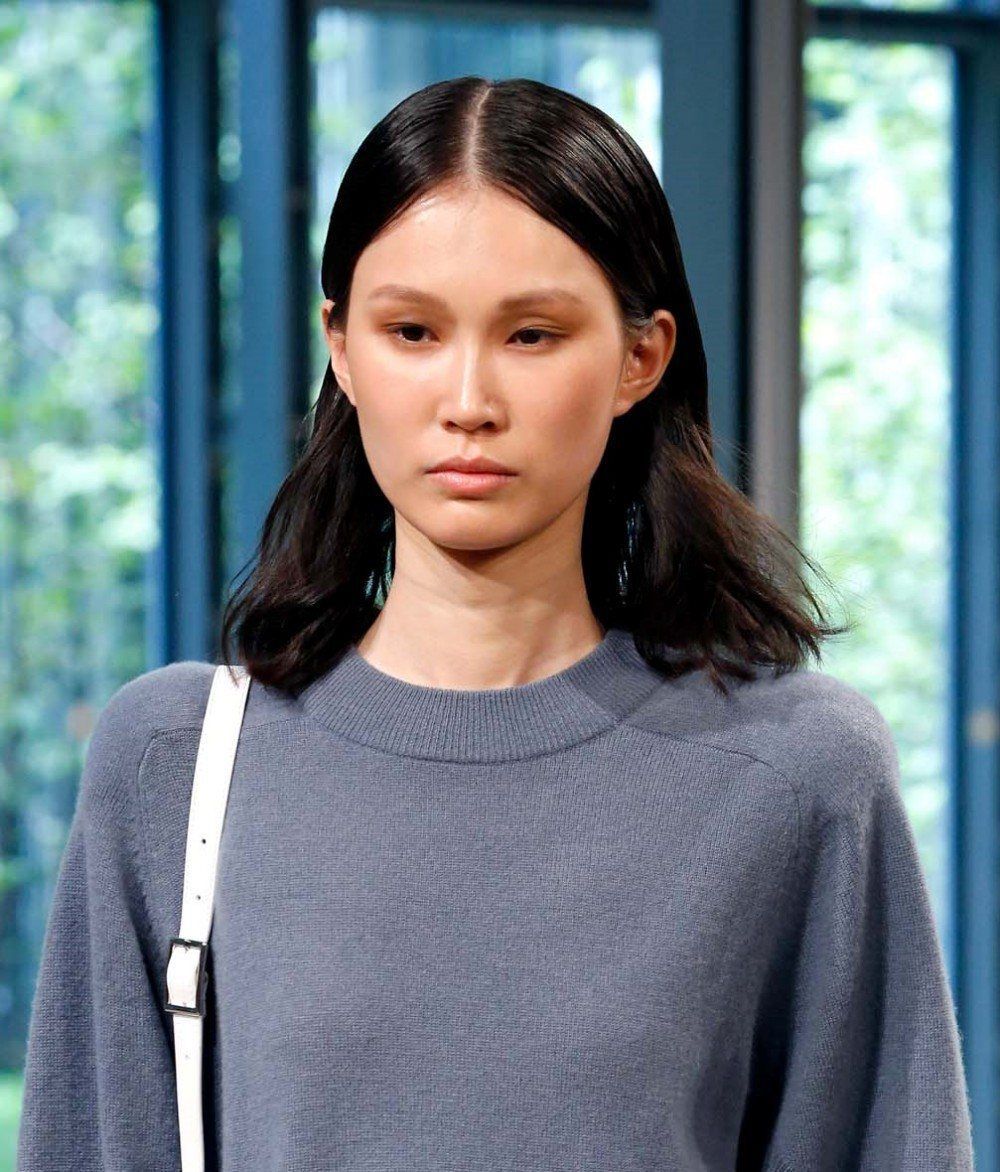 ทรงผมแสกกลางจาก Tibi (Credit: indigitalimages.com)