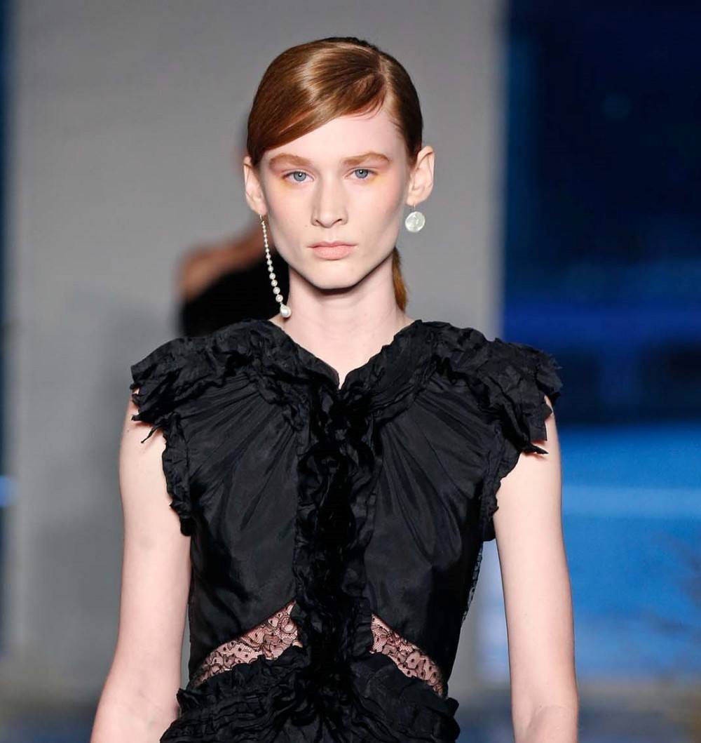 ทรงผมแสกข้าง กับหางม้าต่ำ จาก Jason Wu (Credit: indigitalimages.com)