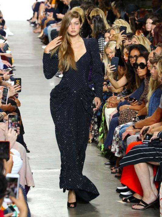 จีจี ฮาดิด กับทรงผมแสกเบี่บงข้าง บนเวทีแบรนด์ Michael Kors (Credit: Rex by Shutterstock)