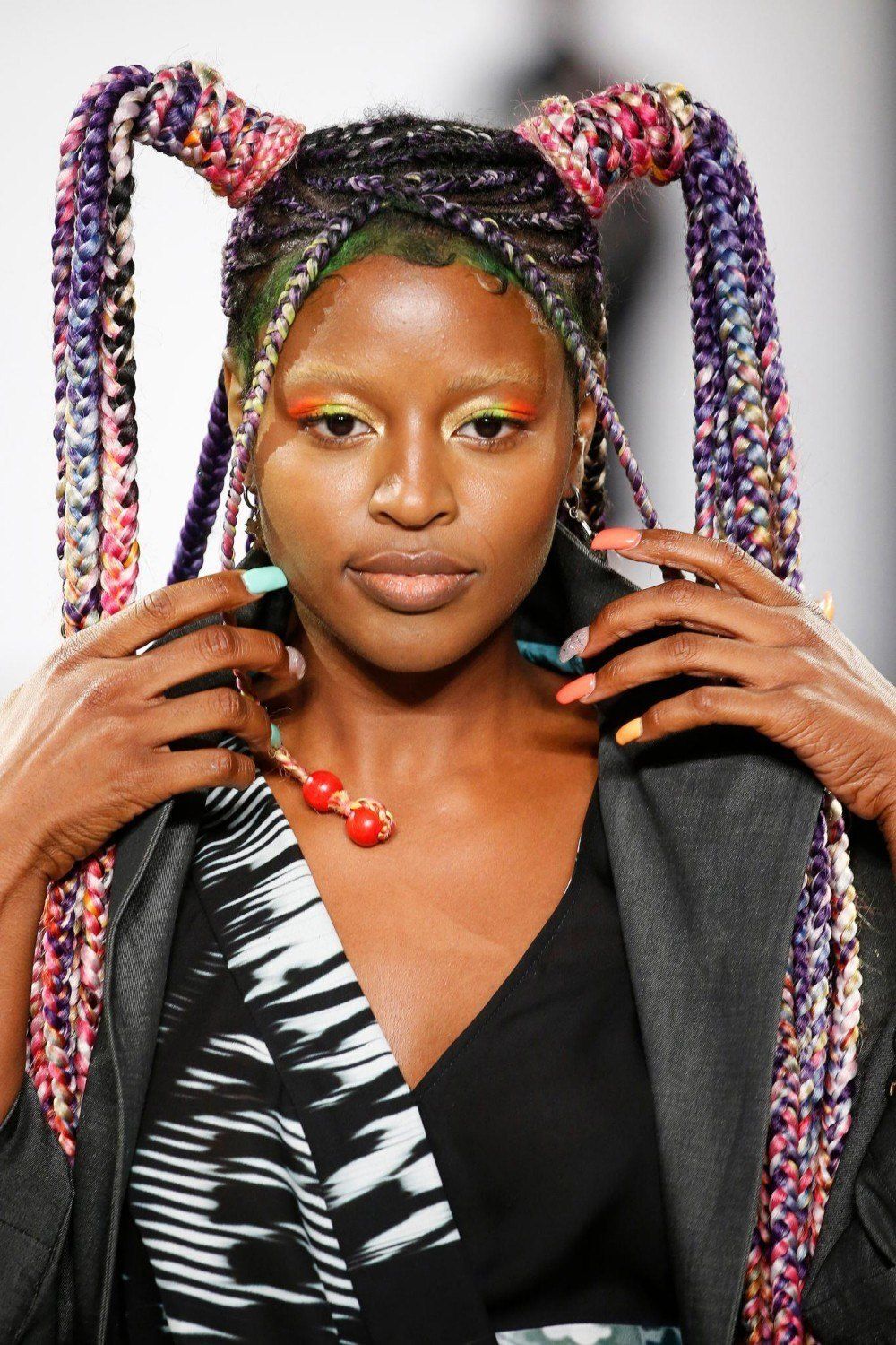 เปีย Box Braids หลากสีจากแบรนด์ Nicole Miller (Credit: indigitalimages.com)