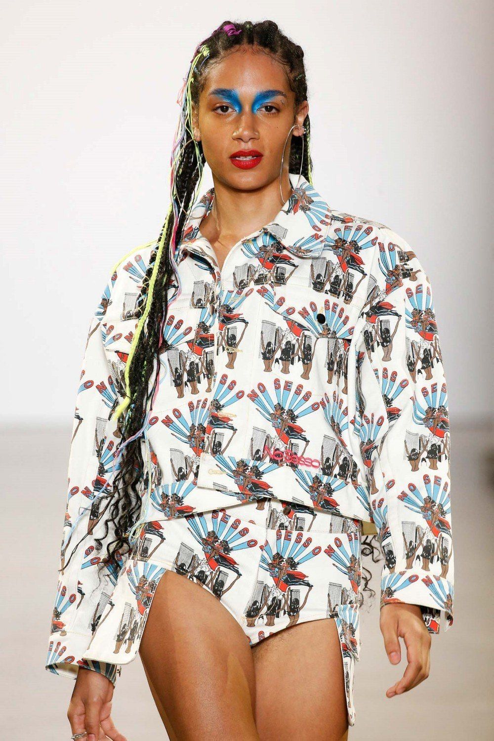 ริบบิน ผ้า และเครื่องประดับยังคงอินเทรนด์ (Credit: indigitalimages.com)