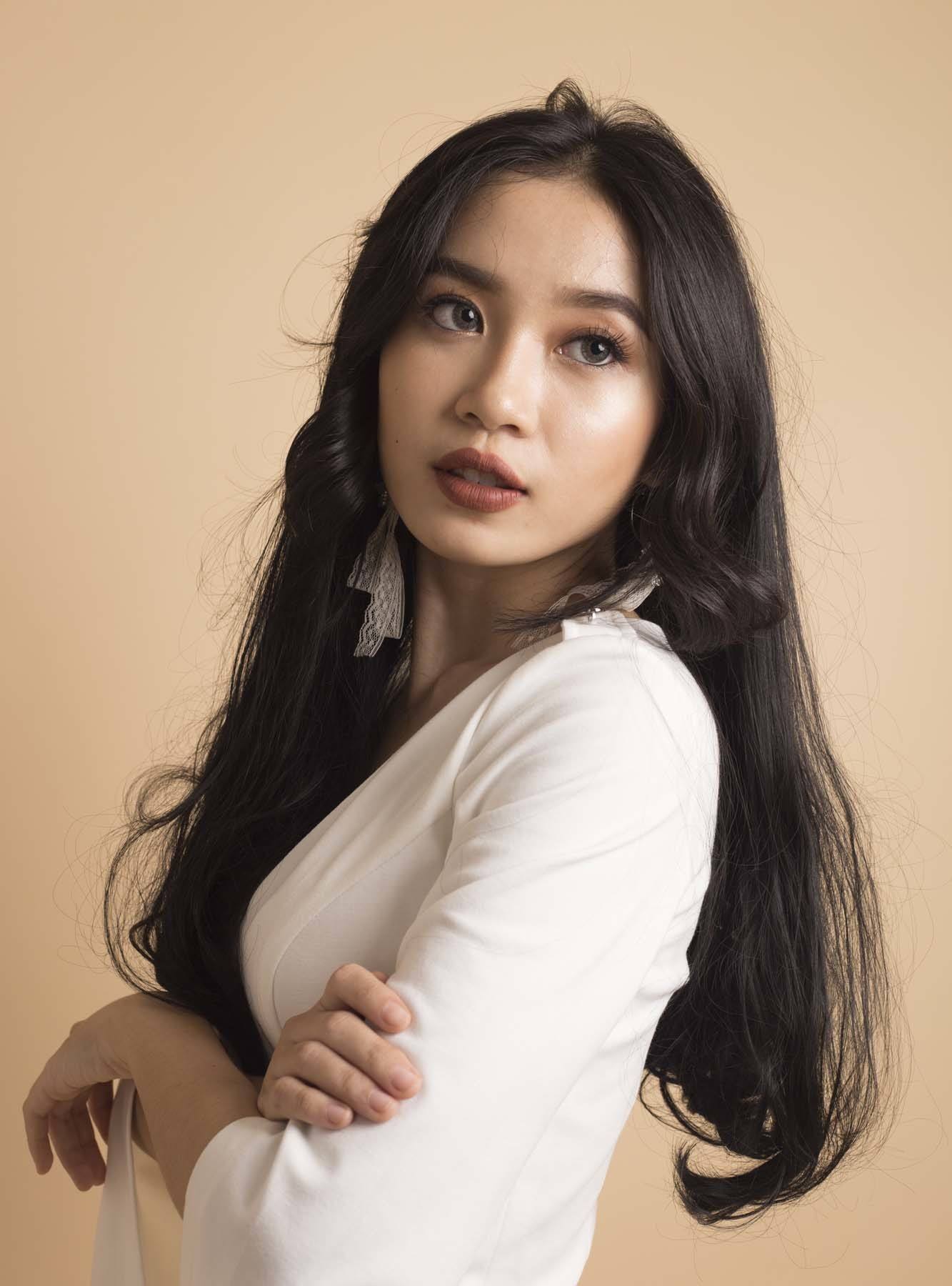 ม้วนผมเป็นลอนขนาดใหญ่ แล้วปัดไปด้านข้าง  (Credit: Rex by Shutterstock)