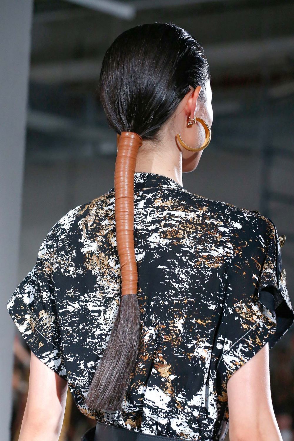 เชือกหนังพันรอบหางม้า จากแบรนด์ Proenza Schouler (Credit: indigitalimages.com)