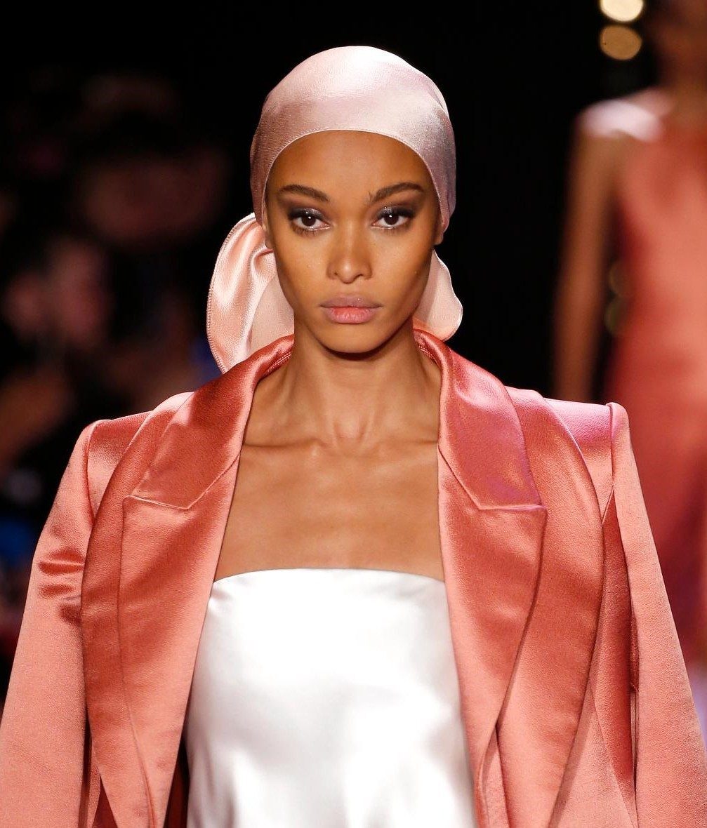 แฟชั่นผ้าโพกผมจาก Brandon Maxwell (Credit: indigitalimages.com)