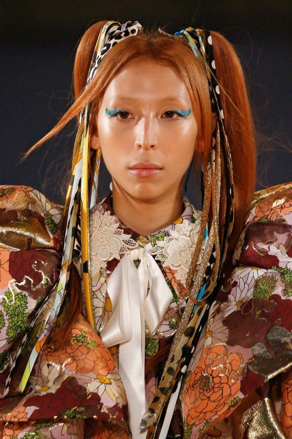 ริบบินกับทรงผมคูลๆ จาก Marc Jacobs (Credit: indigitalimages.com)