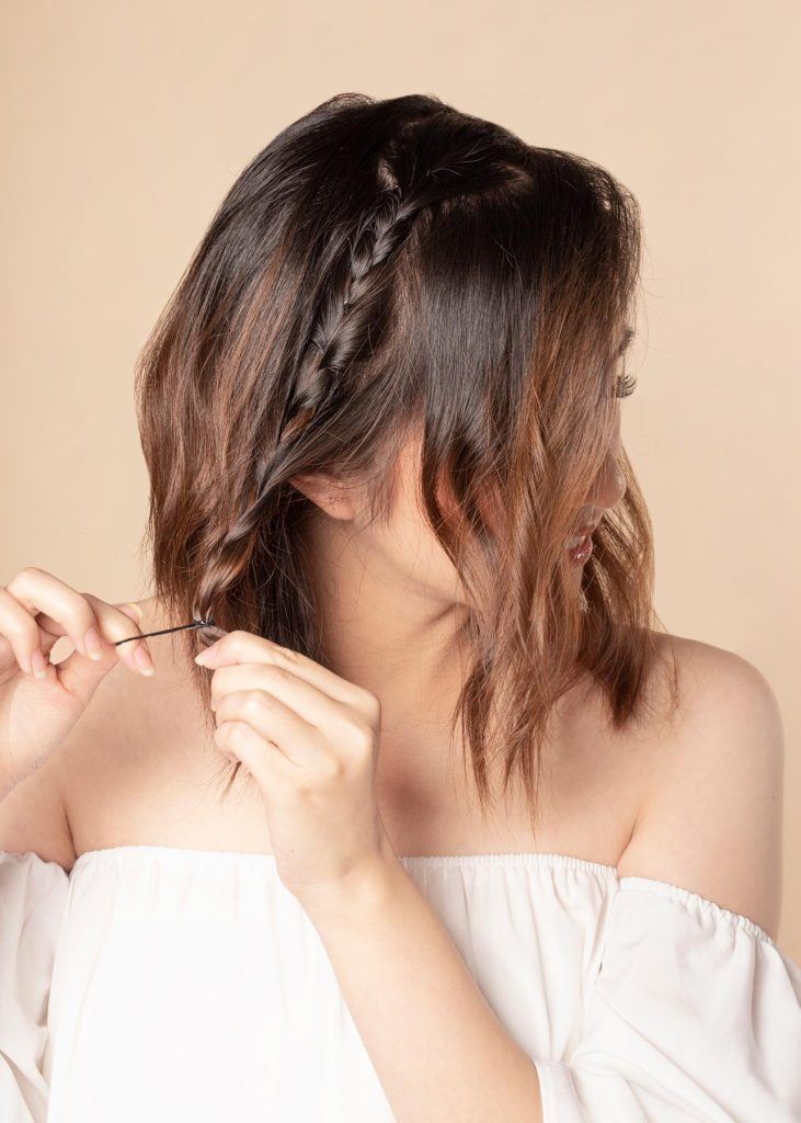 ผู้หญิงเอเชีย ผมสั้น สาธิตวิธีทำผม เปียผมสั้น