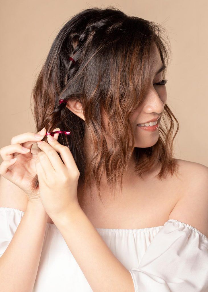 ผู้หญิงเอเชีย ผมสั้น สาธิตวิธีทำผม เปียผมสั้น