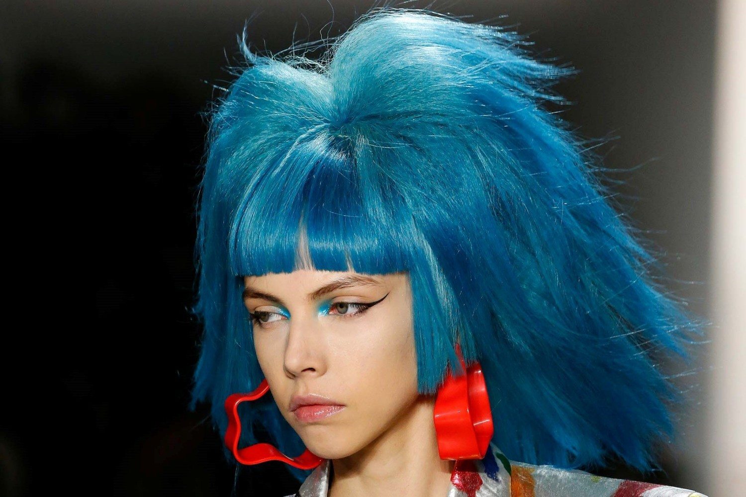 ทรงผมสไตล์พังก์ร็อคยุค 80 จากแบรนด์ Jeremy Scott (Credit: indigitalimages.com)