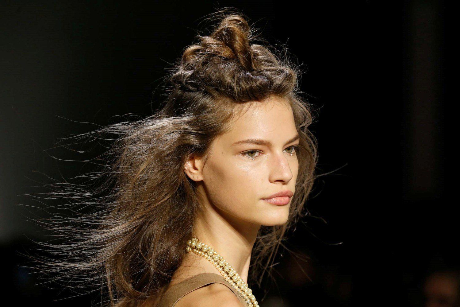 ทรงผมโบฮีเมียนเก๋ๆ จาก Anna Sui (Credit: indigitalimages.com)