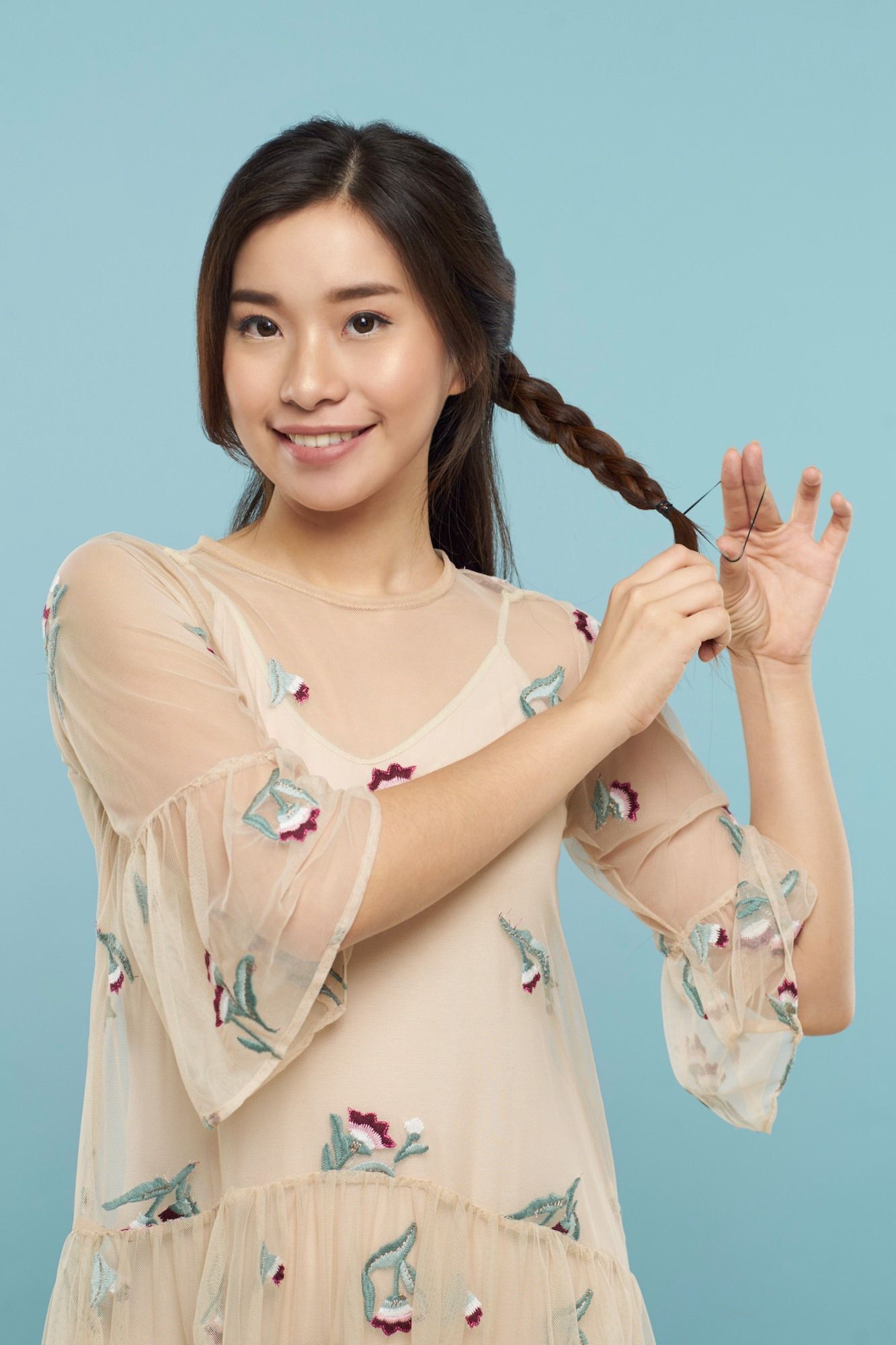 Wanita asia mengepang ujung rambut - half up half down braid