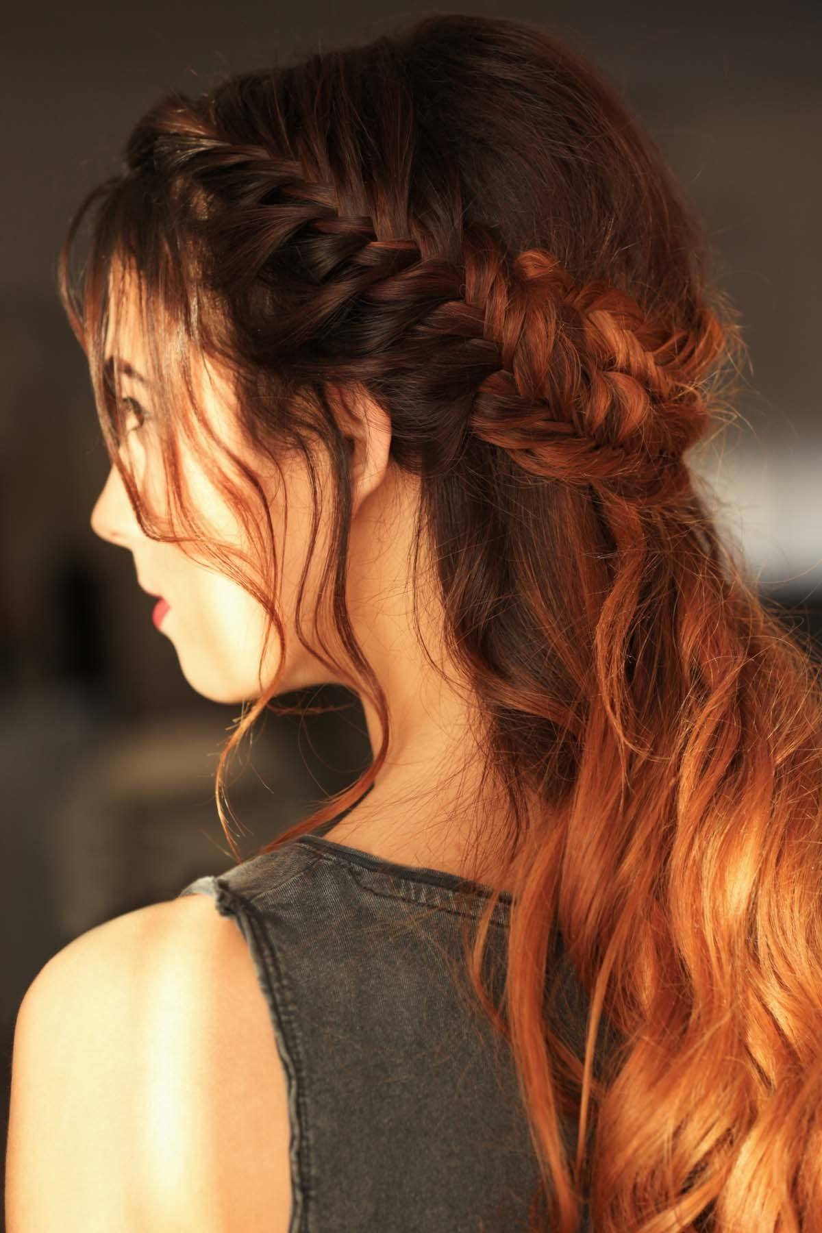 เปียครึ่งหัว ดึงปอยผมล้อมกรอบหน้า (Credit: Rex by Shutterstock)