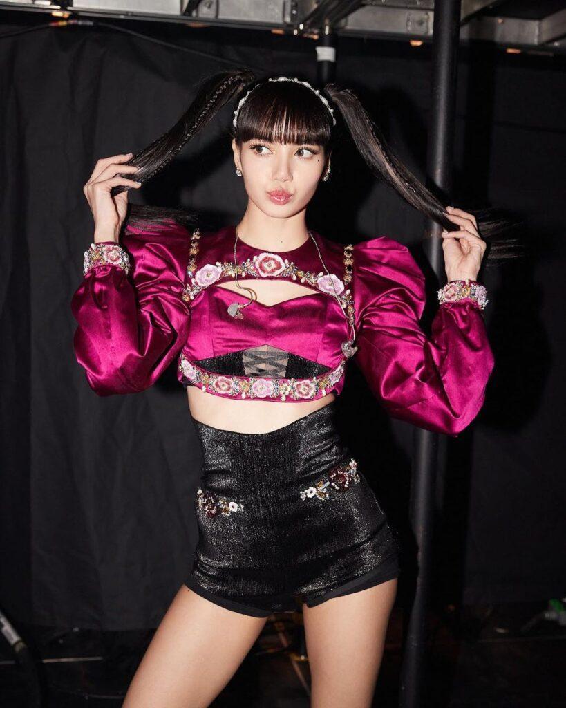 Lisa Blackpink ไว้ผมยาวสีดำ ถักเปีย ทรงผมผู้หญิง 2023