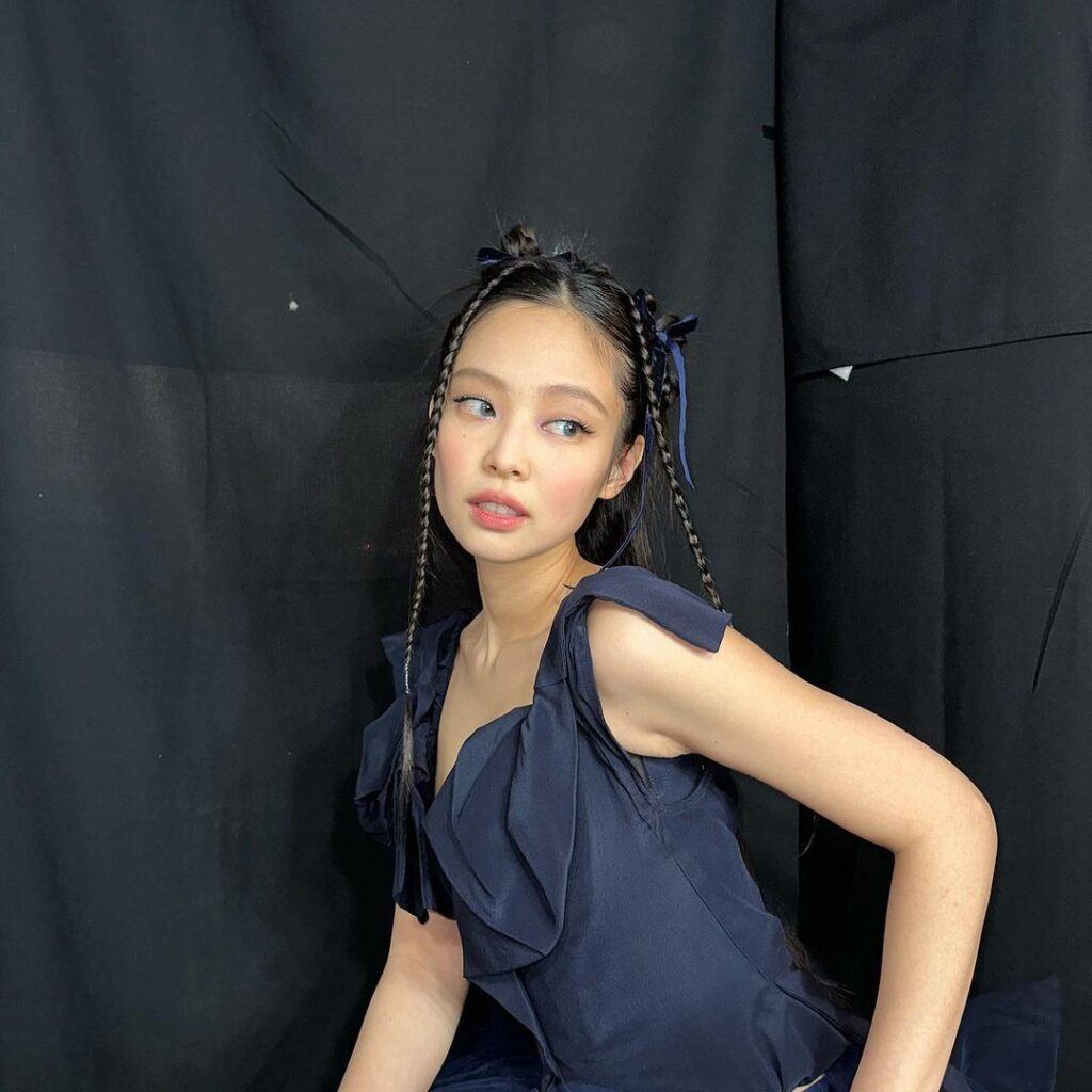 Jenny Blackpink ไว้ผมยาวสีดำ ถักเปีย ทรงผมผู้หญิง 2023