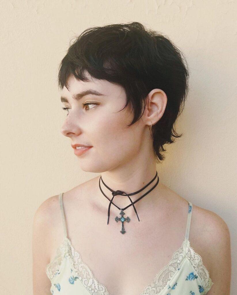 ผู้หญิงฝรั่งไว้ผมสั้น สีน้ำตาลเข้ม ทรงผมผู้หญิง 2023