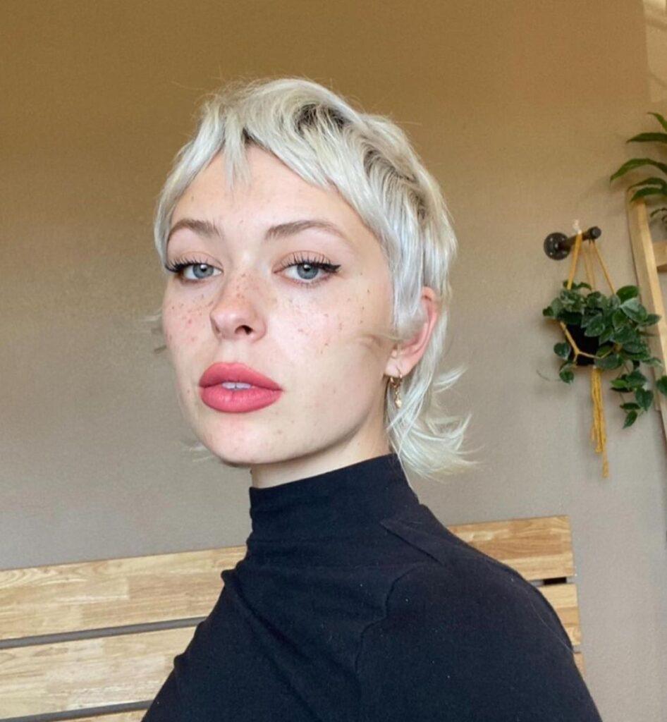 ผู้หญิงฝรั่งไว้ผมสั้น สีบลอนด์ ทรงผมผู้หญิง 2023